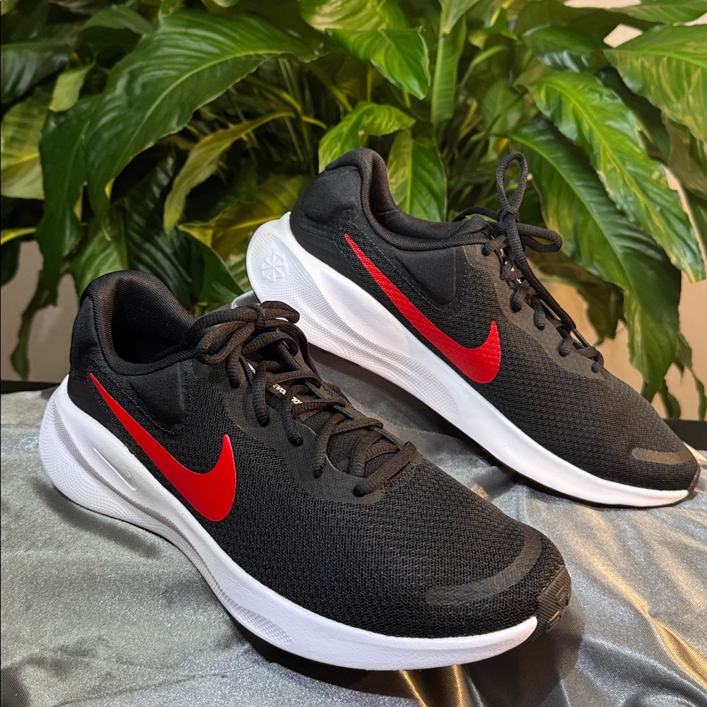 Nike Black/Red Revolution 7 Comfort Footbed Men's Size 10